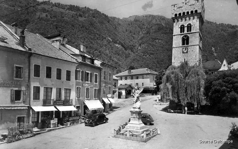 74 Saint Jeoire En Faucigny Place et vieille tour.jpg